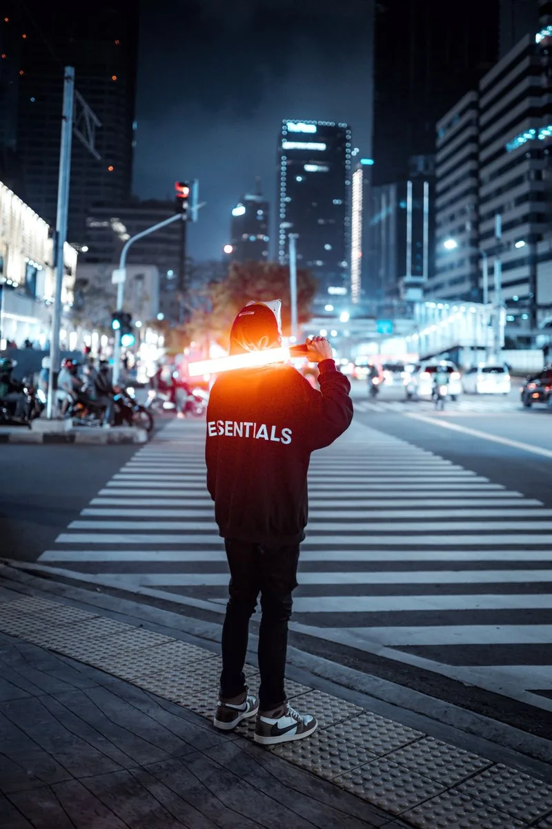 夜行城市与深夜时段专题封面，霓虹街道与夜晚氛围